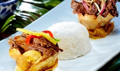 ein Teller mit Lebensmitteln auf einem Tisch