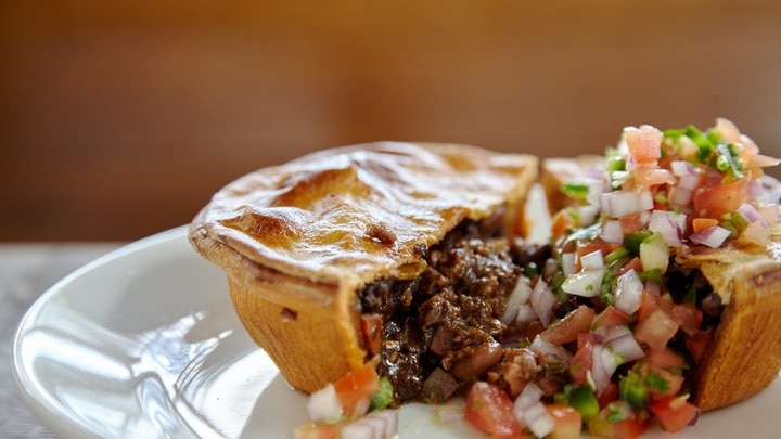 eine Nahaufnahme eines Tellers mit Lebensmitteln