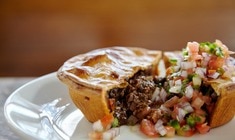 eine Nahaufnahme eines Tellers mit Lebensmitteln