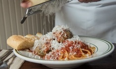 eine Person, die einen Teller mit Lebensmitteln hält