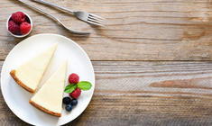 ein Stück Kuchen auf einem Teller