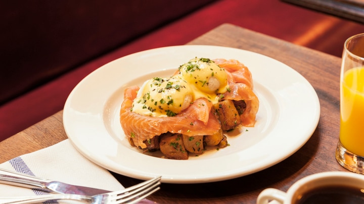 ein weißer Teller mit Fleisch und Gemüse gekrönt