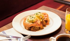 ein weißer Teller mit Fleisch und Gemüse gekrönt