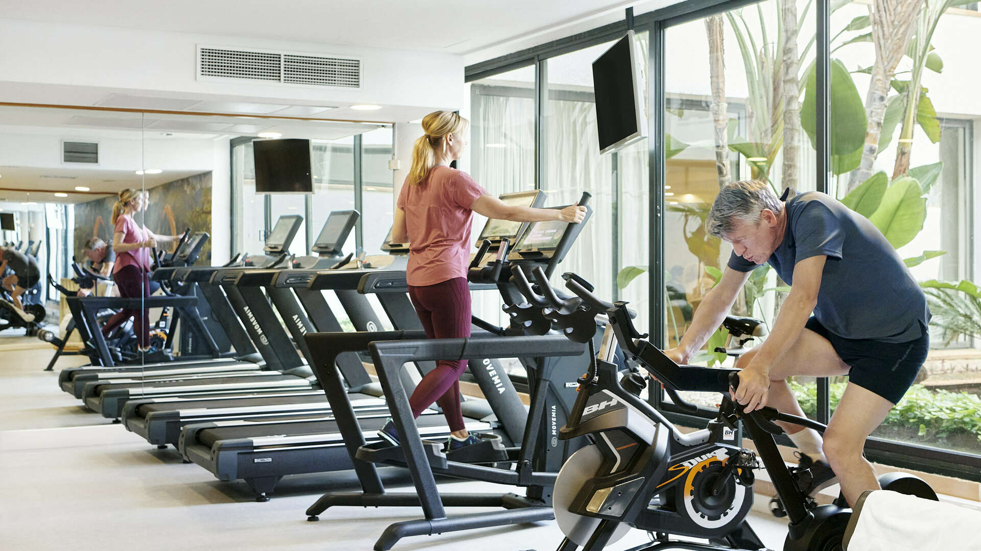 una mujer sentada en una mesa