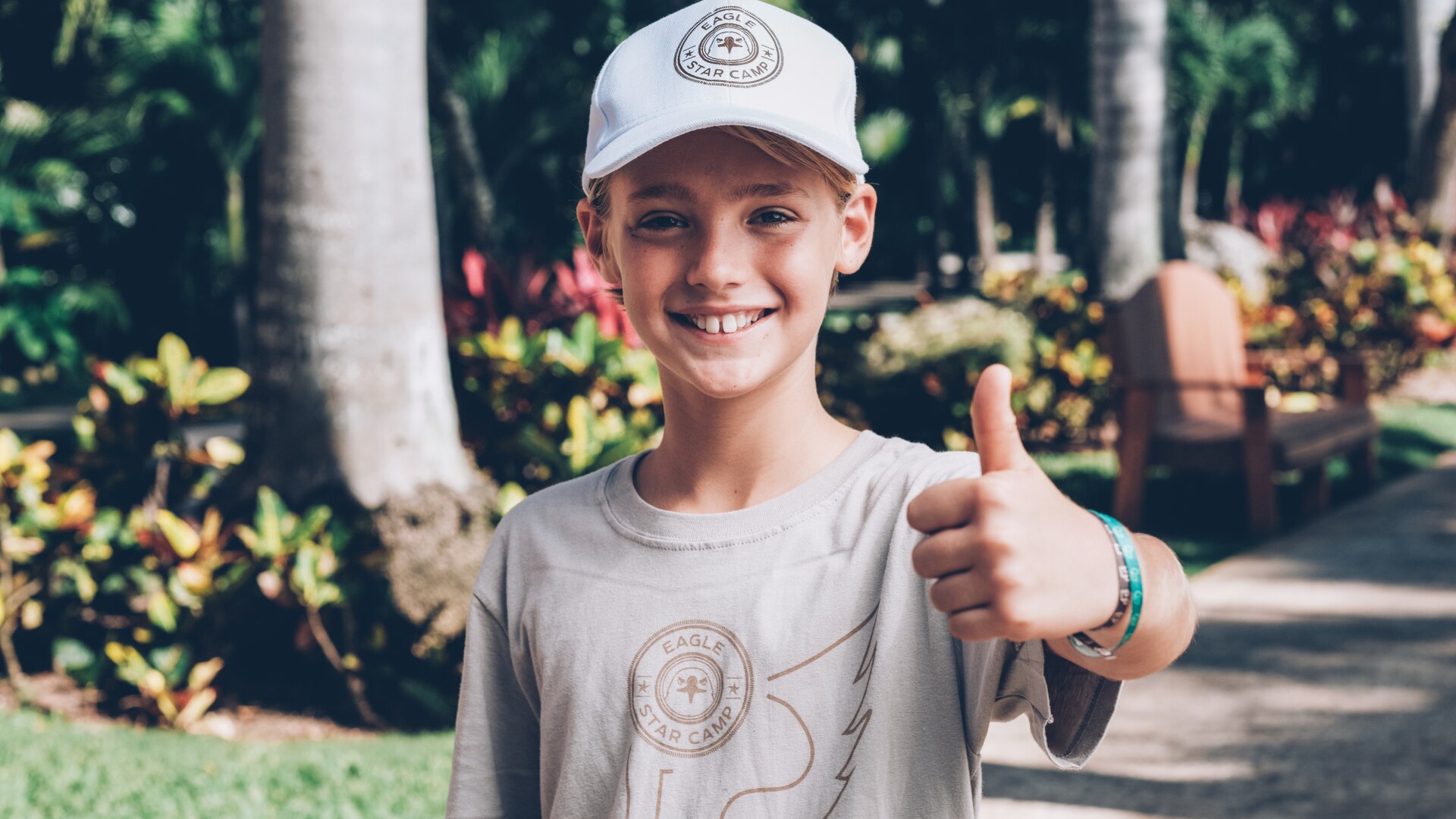 un niño que lleva un sombrero