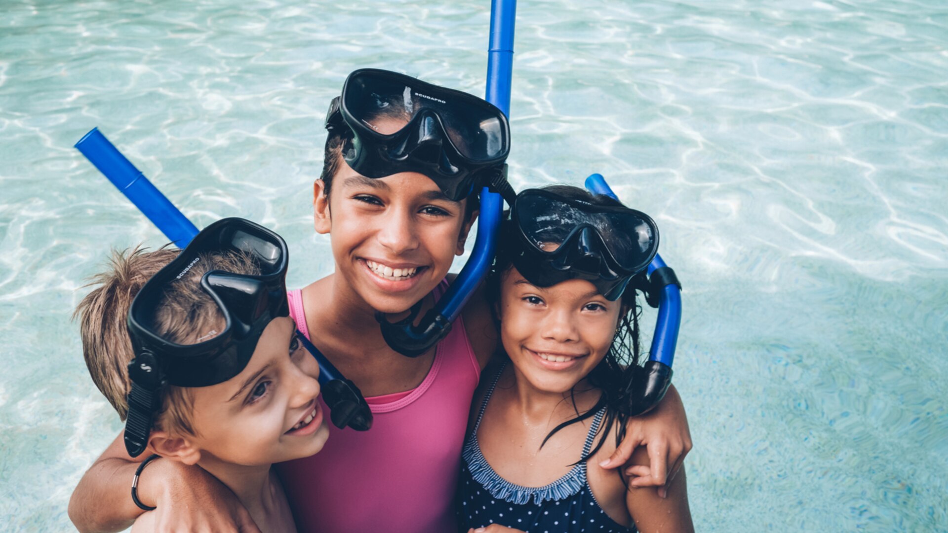 una mujer nadando en el agua