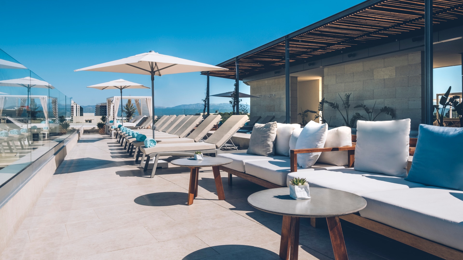 una silla sentada frente a un edificio