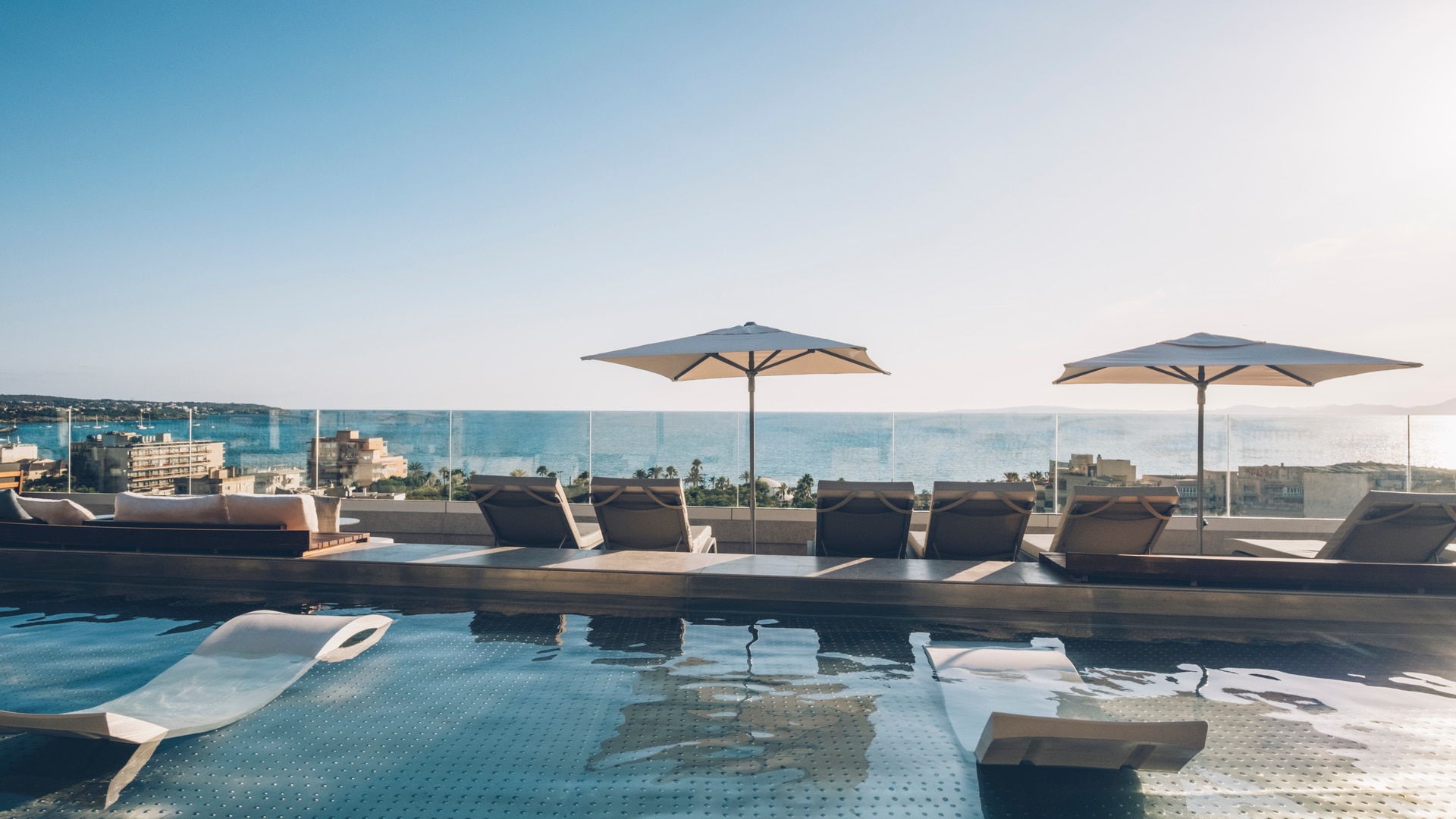 una isla en medio de un cuerpo de agua