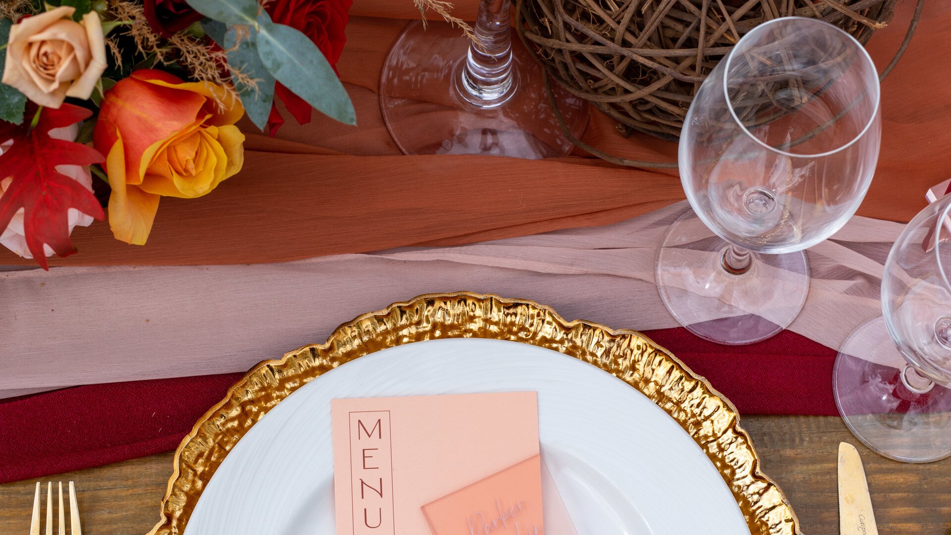 ein Stück Kuchen auf einem Holztisch