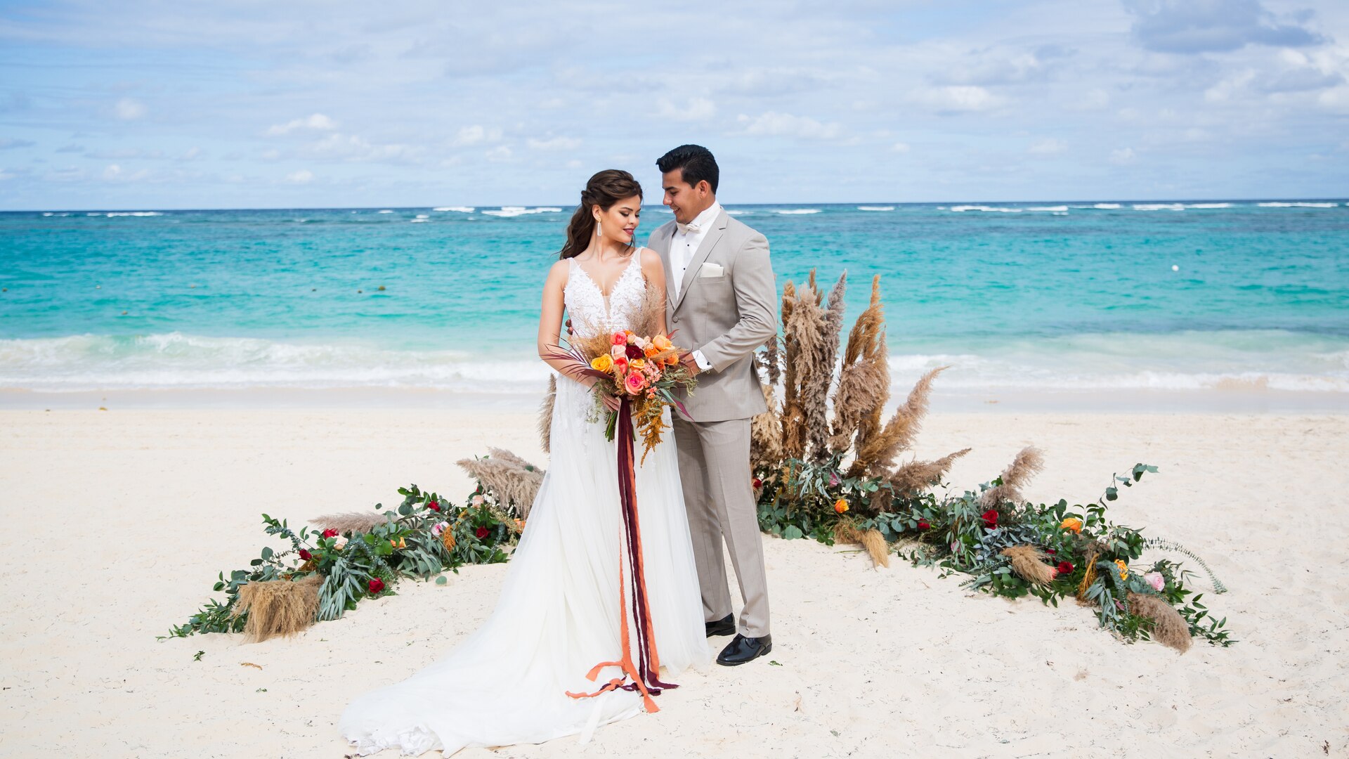 ein Mann und eine Frau, die an einem Strand stehen