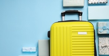 una maleta amarilla en una habitación