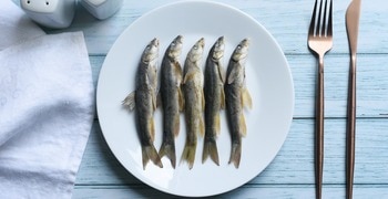 un plato de pescado