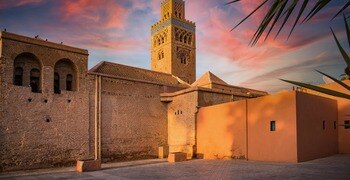 Ein Gebäude mit einem Turm