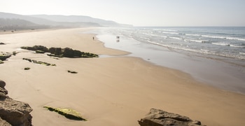 una playa de arena junto al océano