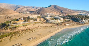 un cuerpo de agua con Playa de Las Teresitas al fondo