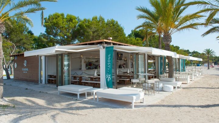 Übersicht über den SeaSoul Beach Club im Iberostar Waves Ciudad Blanca Hotel