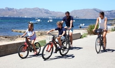 un grupo de personas montando en bicicleta en una playa