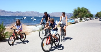 un grupo de personas montando en la parte posterior de una bicicleta