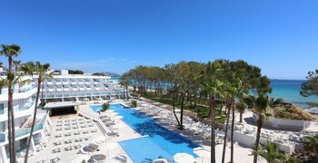 Luftaufnahme pool am Iberostar Waves Playa de Muro