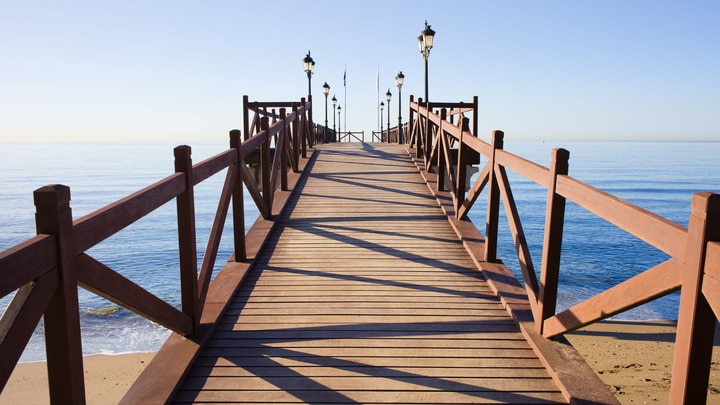 un muelle de madera junto a un cuerpo de agua