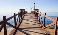 un muelle de madera junto a un cuerpo de agua