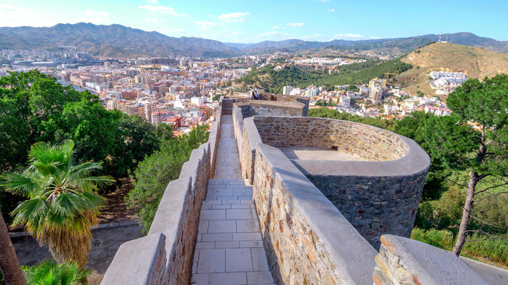 una vista de una ciudad con una montaña al fondo