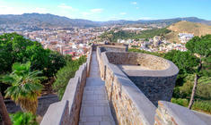 una vista de una ciudad con una montaña al fondo