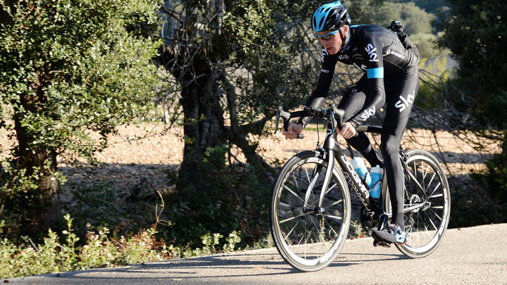 una persona que viaja en la parte posterior de una bicicleta