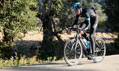 una persona que viaja en la parte posterior de una bicicleta