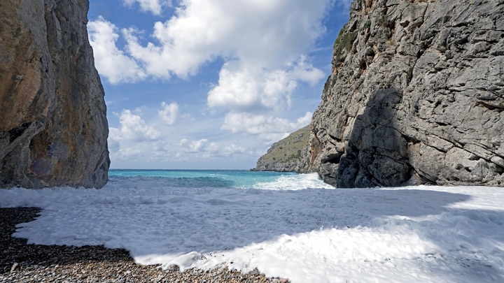 una isla rocosa en medio del océano