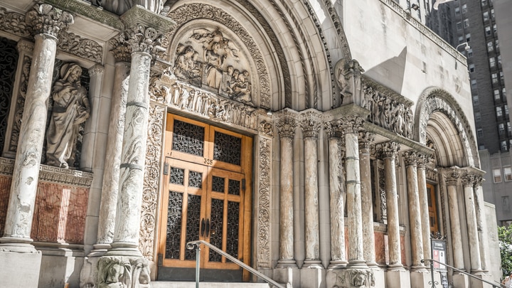 un gran edificio de piedra