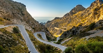 una vista de una montaña