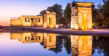 un letrero en el lado del Templo de Debod