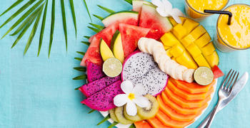 ein Tisch mit viel Obst gekrönt