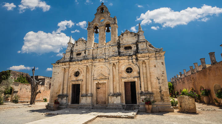 un gran edificio de piedra