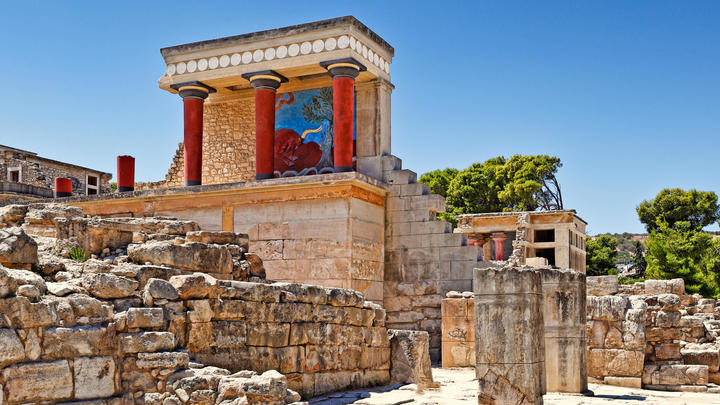 un viejo edificio de piedra con Knossos al fondo