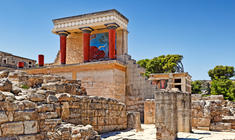 un viejo edificio de piedra con Knossos al fondo