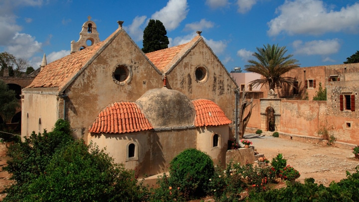 una iglesia con vistas a una casa