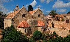 una iglesia con vistas a una casa