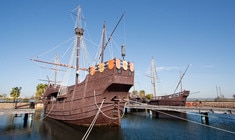 un barco grande en un cuerpo de agua