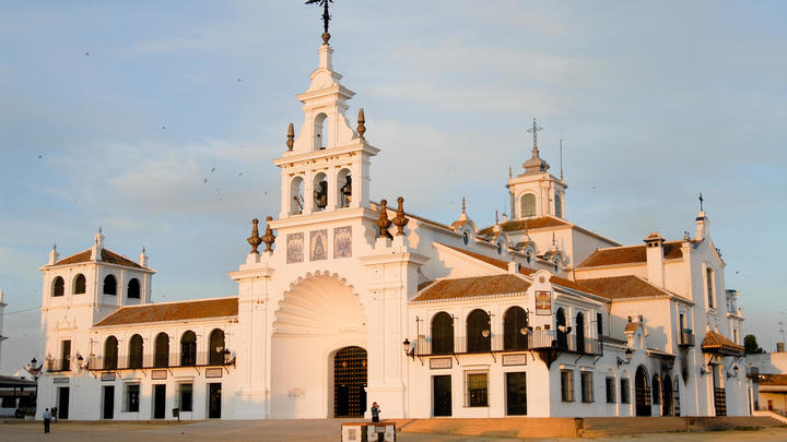 un gran edificio blanco