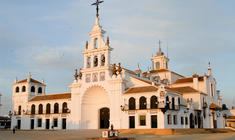 un gran edificio blanco