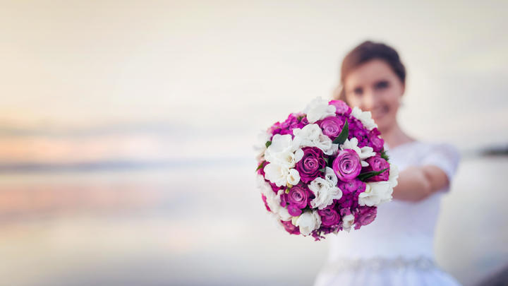 un ramo de flores rosas