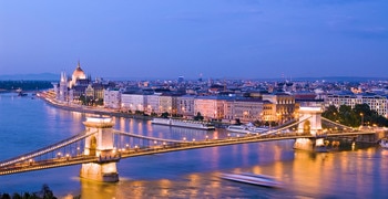 ein großes Gewässer mit einer Stadt im Hintergrund