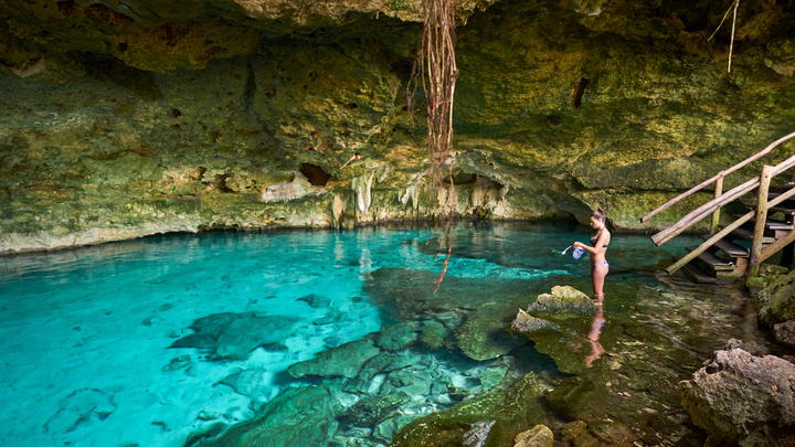 una piscina junto a un cuerpo de agua