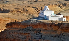 un edificio con una montaña al fondo