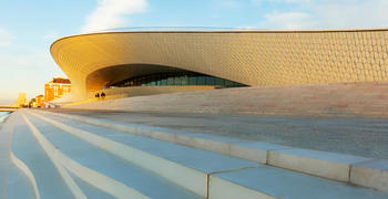 un puente sobre un cuerpo de agua