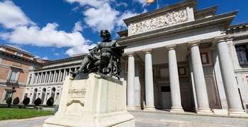 eine große Steinstatue vor dem Museo del Prado
