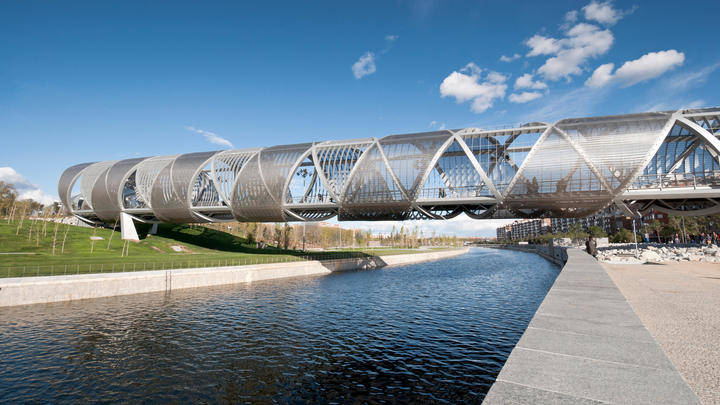 un puente sobre un cuerpo de agua