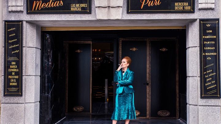 una persona de pie frente a un edificio